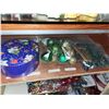Image 2 : SHELF OF VINTAGE COLLECTIBLE CHRISTMAS ORNAMENTS LOT 2