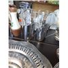 Image 8 : SHELF OF SILVERPLATED ITEMS LOT 4 (9 PIECES)