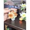 Image 2 : SHELF OF VARIOUS CERAMIC AND CHINA DECOR LOT 1 (4 PIECES)