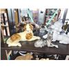 Image 1 : SHELF OF VARIOUS CERAMIC AND CHINA DECOR LOT 2 (3 PIECES)