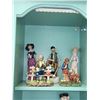 Image 1 : SHELF OF VINTAGE STATUES (5 PIECES)