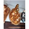 Image 7 : SHELF OF VARIOUS ITEMS (19 PIECES)