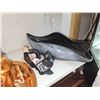Image 8 : SHELF OF VARIOUS ITEMS (19 PIECES)
