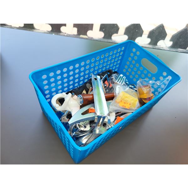 BASKET OF VINTAGE KITCHEN GADGETS LOT 1