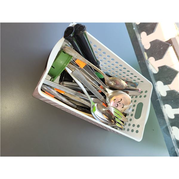 BASKET OF VINTAGE KITCHEN GADGETS LOT 2