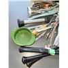 Image 3 : BASKET OF VINTAGE KITCHEN GADGETS LOT 2