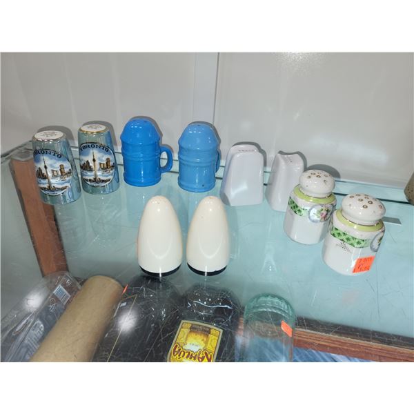 LOT OF 5 SALT AND PEPPER SHAKERS LOT 1