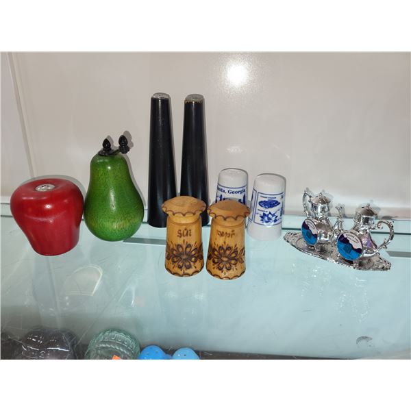 LOT OF 5 SALT AND PEPPER SHAKERS LOT 3