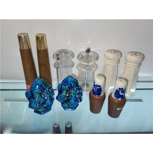 LOT OF 5 SALT AND PEPPER SHAKERS LOT 4