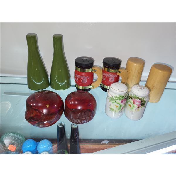 LOT OF 5 SALT AND PEPPER SHAKERS LOT 5