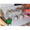 Image 3 : SHELF WITH PIG DECOR LOT 1 (9 PIECES)