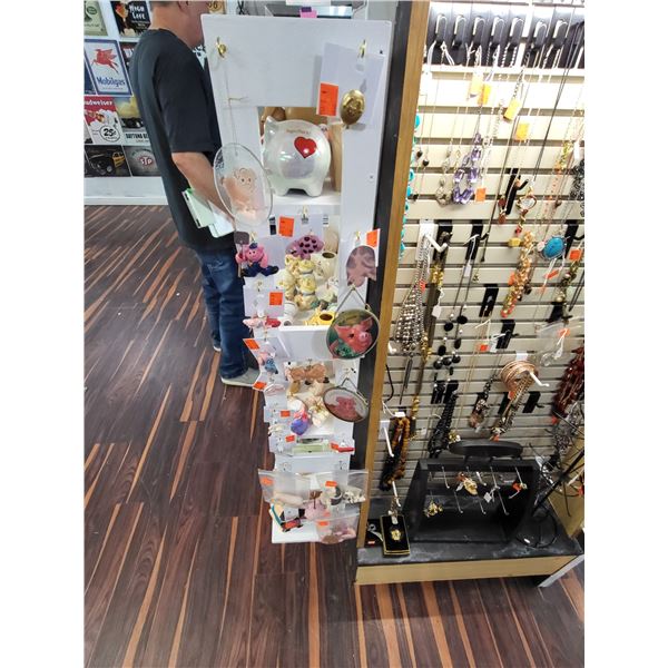 SHELF WITH PIG DECOR LOT 6 (19 PIECES)