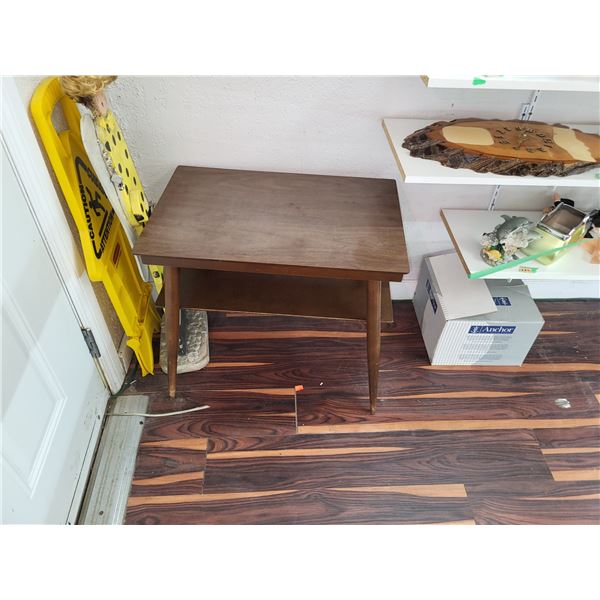 MID CENTURY MODERN END TABLE