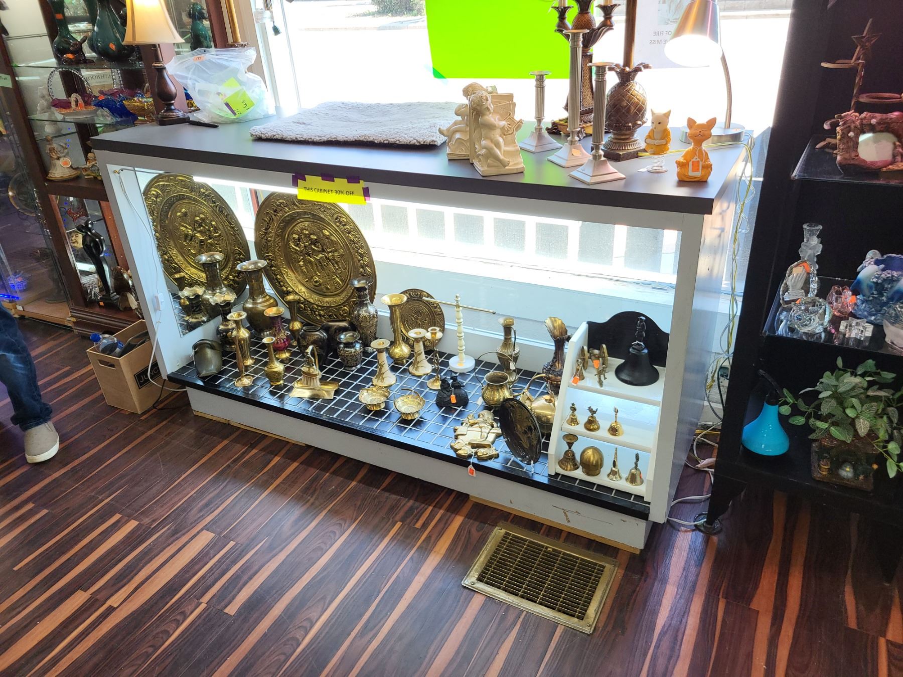 LARGE STORE DISPLAY SHOWCASE