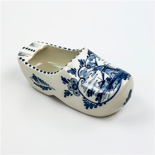 HOLLAND DELFT BLUE PORCELAIN DUTCH SHOE ASHTRAY