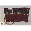 Image 1 : PAINT BRUSHES SET WITH CARRYING VELVET WRAP
