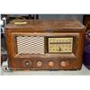 Image 1 : ANTIQUE RADIO