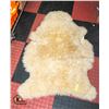 Image 1 : AUTHENTIC SHEEPSKIN RUG-ESTATE