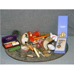 TRAY LOT WITH OLD PINS, JACK KNIVES, STRAIGHT RAZO