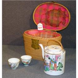 ORIENTAL PORCELAIN TEAPOT AND CUPS IN BASKET