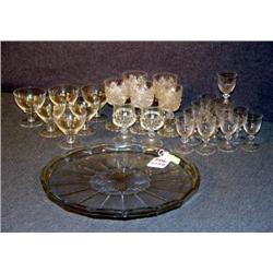 GLASS TRAY WITH WINE GLASSES