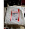 Image 8 : TOTE OF NEW PLASTIC CLEANERS, CLEAN ROOM WIPES AND MORE