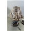 Image 8 : WOLF FIGURAL LAMP WITH SALT AND PEPPER SHAKER SET