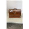 Image 1 : VINTAGE SINGER SEWING MACHINE IN WOOD CASE