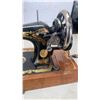 Image 8 : VINTAGE SINGER SEWING MACHINE IN WOOD CASE
