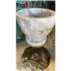 Image 8 : 2 CRATES OF CRYSTAL GLASS AND COLLECTIBLES