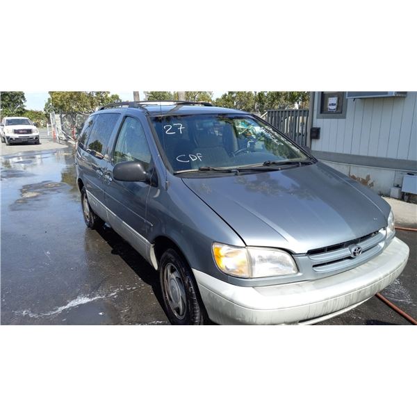 2000 Toyota Sienna LE