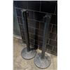 Image 1 : 2 crowd control posts