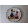 Image 2 : (2) Collector Wall Plates - (4) Red Rose Figurines