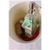 Image 6 : Assorted Bathroom Supplies