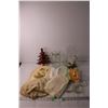 Image 1 : Assorted Items - Vases, Linens