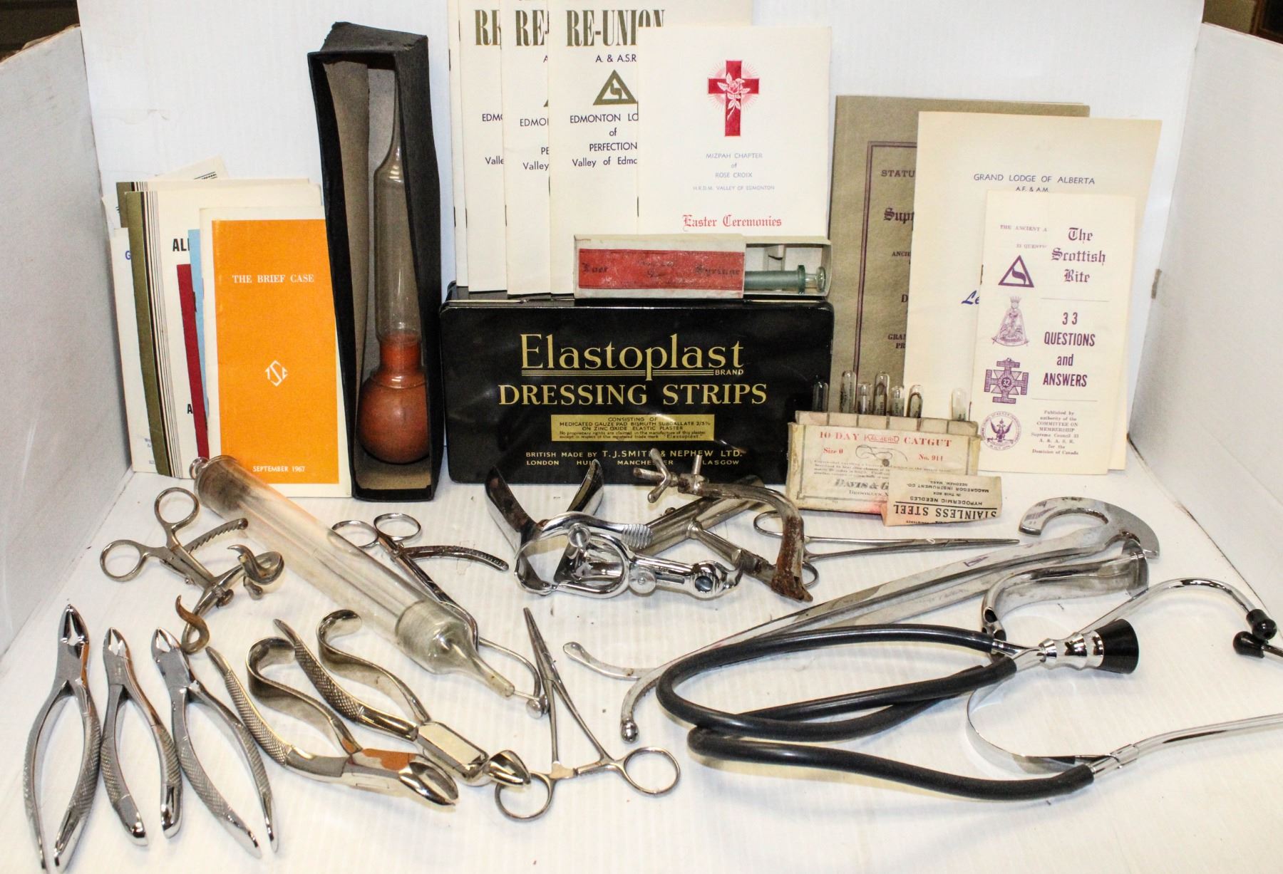 LARGE LOT ANTIQUE DOCTORS TOOLS - Kastner Auctions