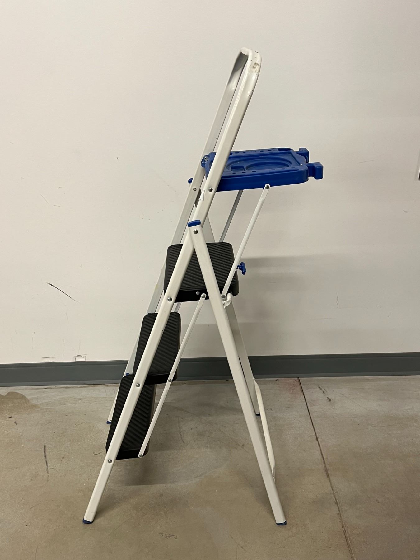 3 Step Fold Up Painting Ladder with Paint Can Holder Shelf