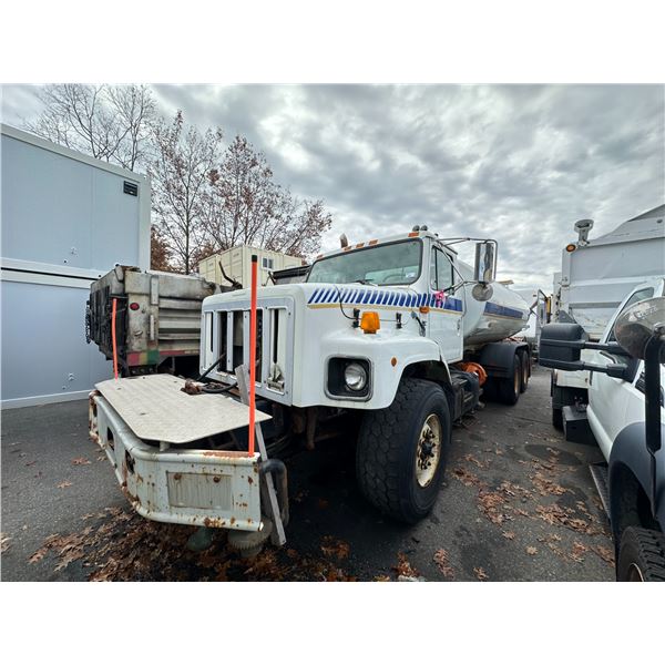 1998 INTERNATIONAL TANK TRUCK, WHITE, VIN 1HTGHADT1WH525275,
