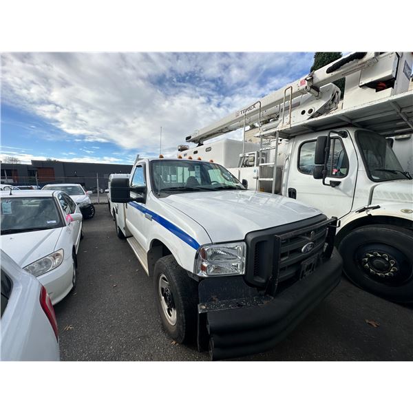 2005 FORD F350 XL SUPERDUTY, 2DR SERVICE TRUCK, WHITE, VIN 1FDWF35565EB38257,