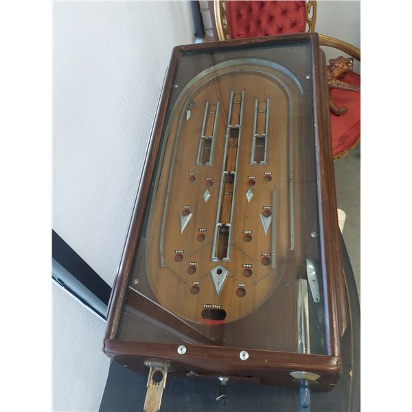 AMAZING 1940'S TABLE TOP PINBALL MACHINE W/KEYS