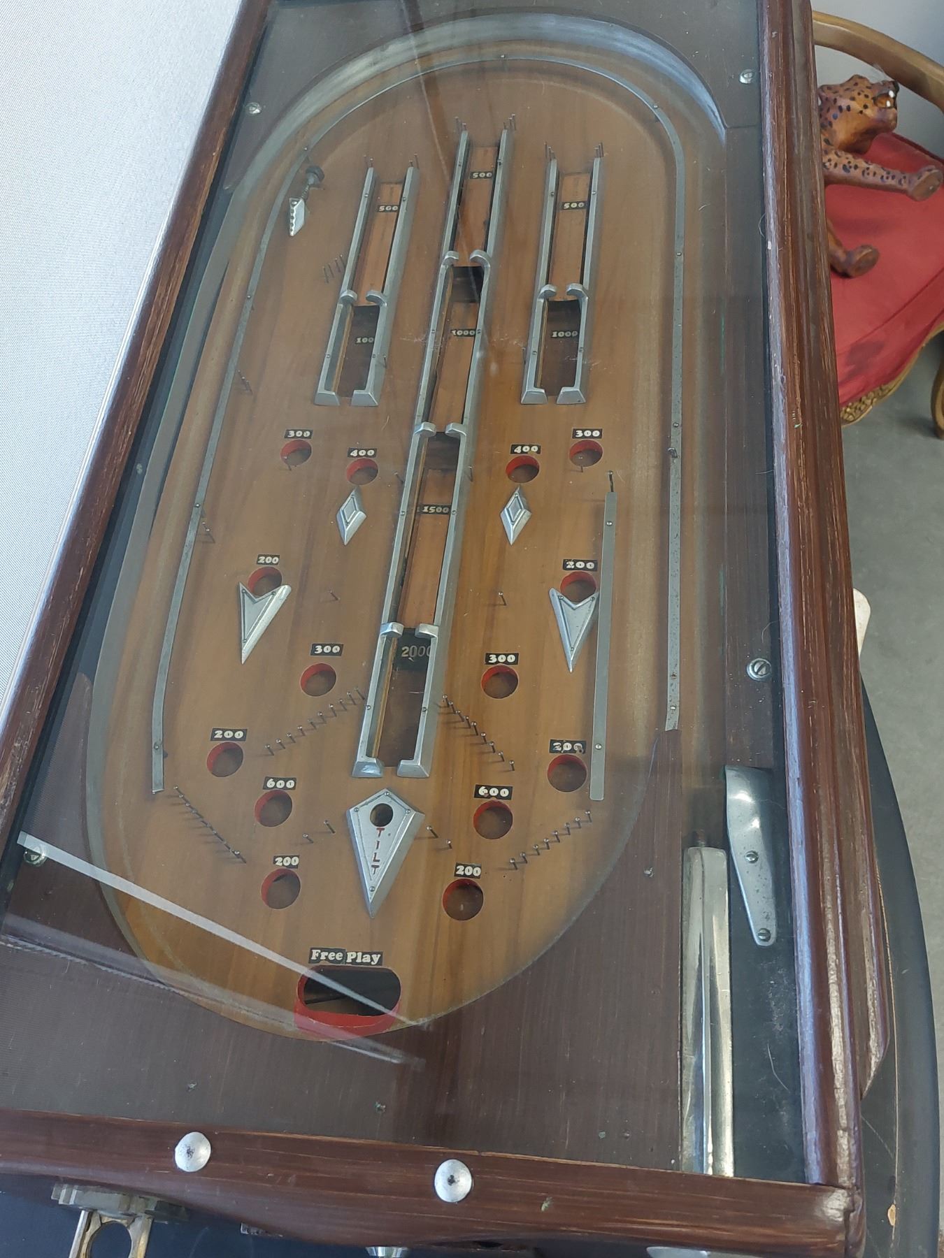 AMAZING 1940'S TABLE TOP PINBALL MACHINE W/KEYS