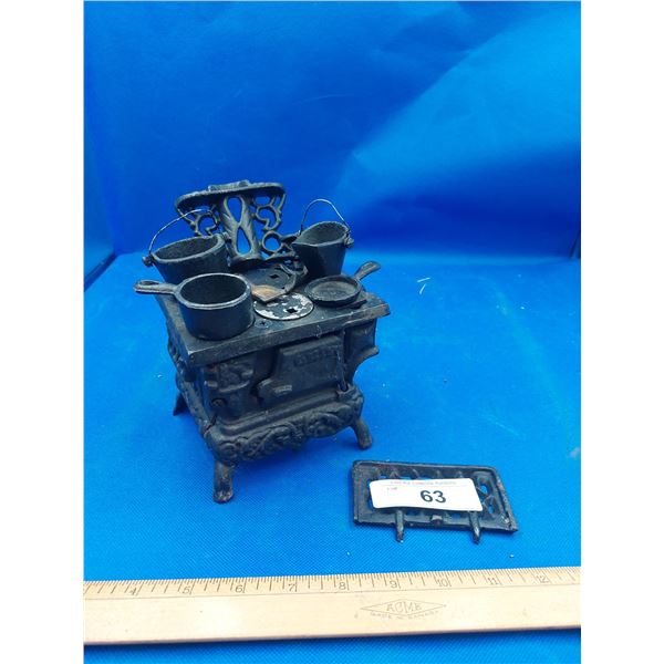 MINIATURE CAST IRON STOVE W/ACCESSORIES
