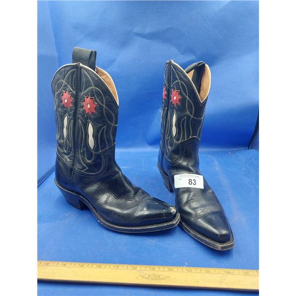 PAIR VINTAGE SIZE 7 MEN'S COWBOYS BOOTS W/SCARF