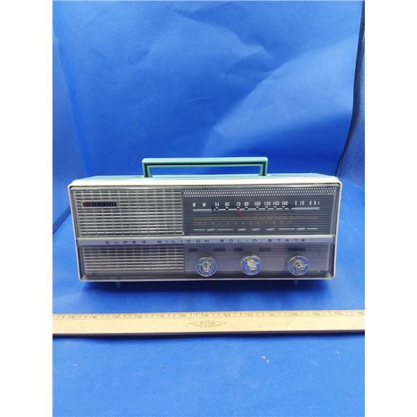 VINTAGE GOLDSTAR SUPER SILICONE SOLID STATE 7 TRANSISTOR  RADIO
