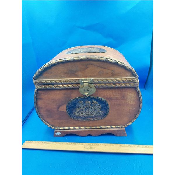 WOOD KEEPSAKE CHEST