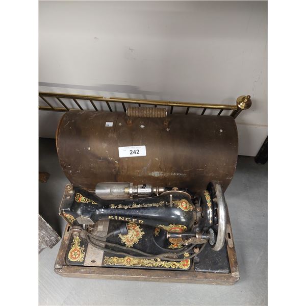 ANTIQUE SINGER SEWING MACHINE IN CASE