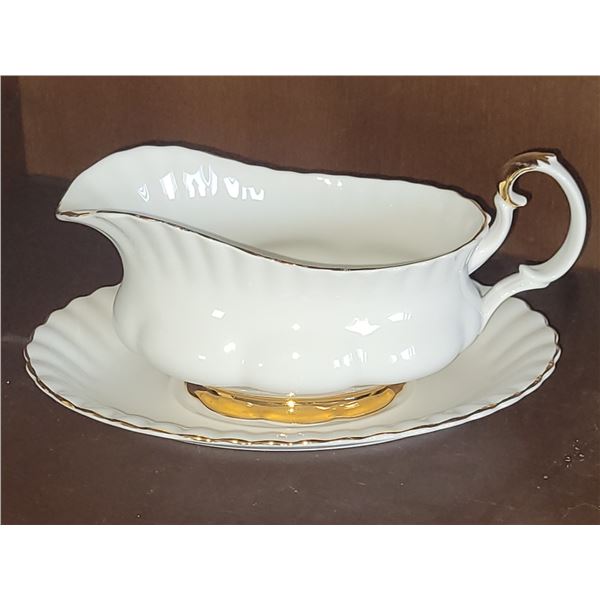 ROYAL ALBERT VAL D'OR GRAVY BOAT AND UNDERPLATE
