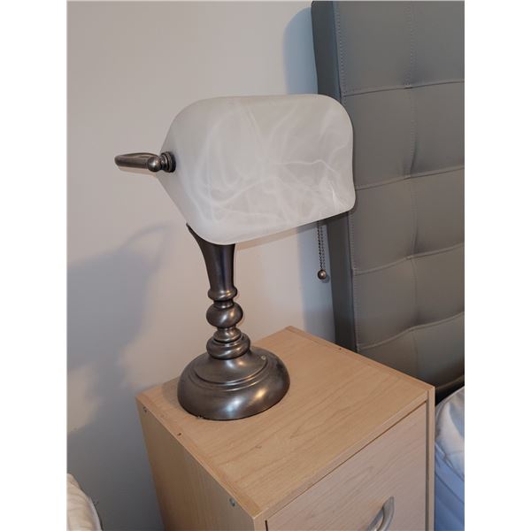 BEAUTIFUL BEDSIDE TABLE LAMP GREAT CONDITION!