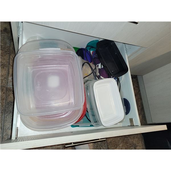 CONTENTS OF KITCHEN DRAWER (VARIOUS HOUSEHOLD AND KITCHEN GOODIES)