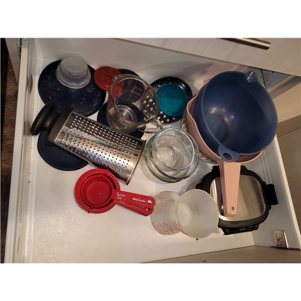 CONTENTS OF KITCHEN DRAWER (VARIOUS HOUSEHOLD AND KITCHEN GOODIES) LOT 2